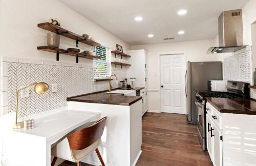 Charming & Bright W Lounging Pool and Hot Tub - Photo 26