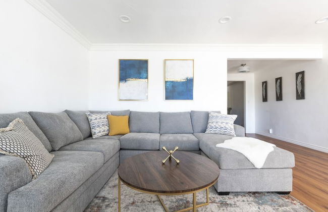 Charming Spacious Home - Modern Comforts, Prime Location - Photo 32