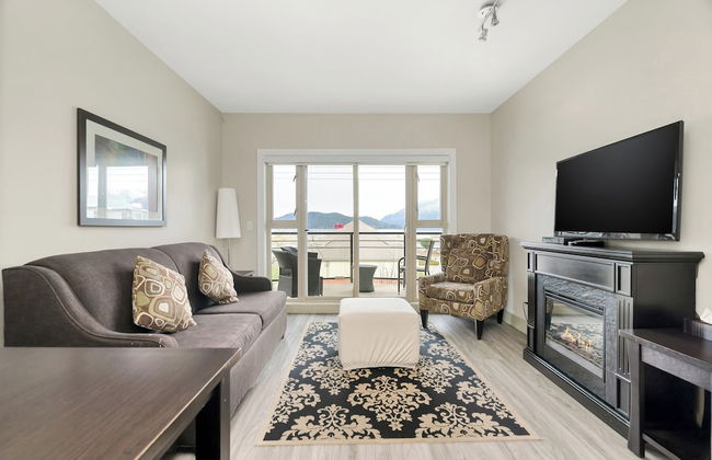 Lakefront Lux 2BR Symphony Of Comfort - Photo 1