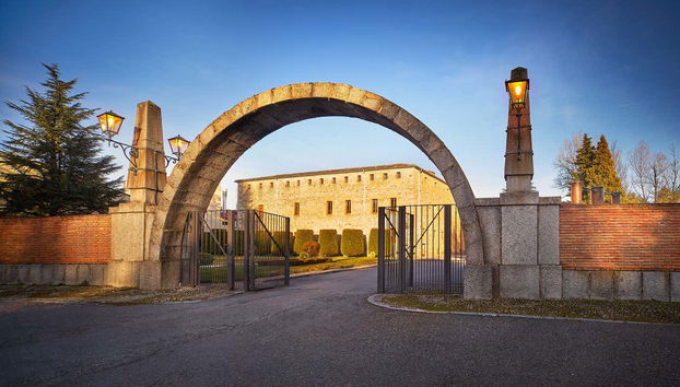 ¡Acompañadnos en esta visita guiada a la destilería DYC!