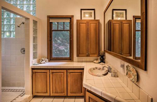 Enchanting Escape with Hot Tub, Decks and Views! - Foto 11