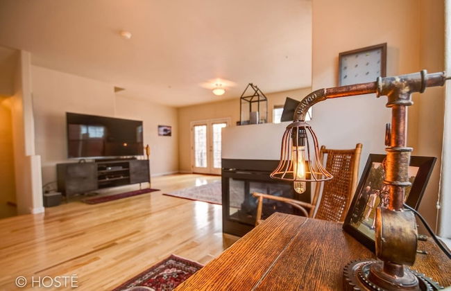 3BR Downtown Townhome /w Stunning Balcony Views! - Photo 1