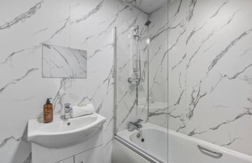 Albert House - Near the High Street - Free Parking, Garden, Fast WiFi and Smart TV by Yoko Property - Foto 18