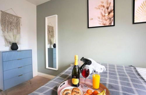 Grange House with Free Parking, Garden, Superfast Wifi and Smart TVs with Netflix by Yoko Property - Photo 10