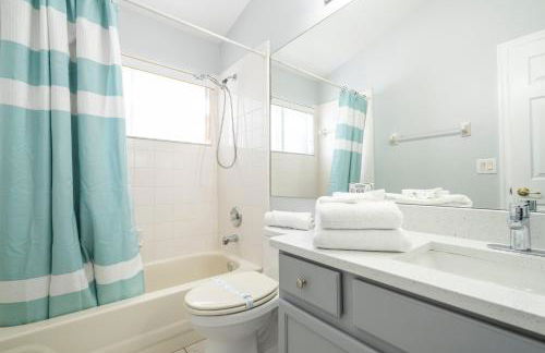 Magical 5-Bedroom Retreat w/ Pool, 3 Ensuite Bedrooms, Near Disney, and Internet! - Foto 6