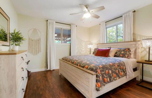 One of a Kind Home with HOT TUB Pool Table and Fire Pit 4 Miles to DT - Foto 8