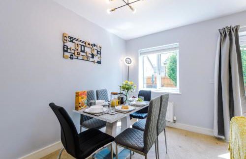 Relax in Style at Wedgwood House 3 BR Home with Garden & Parking - Foto 4