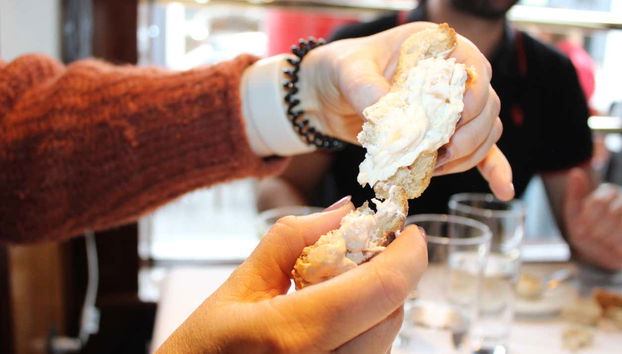 Sampling the city's gastronomy