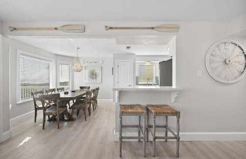 Oceanfront home with pool, large decks, fire pit and private walkover to the beach - Foto 8