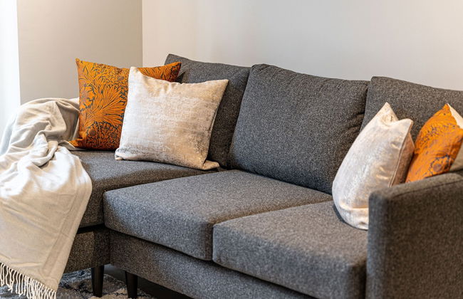 Stylish 2 Bed 2 Bath Apt in BMH City Centre - Photo 3