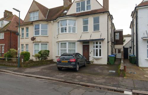 Stylish 3 Bedroom Sea View Apartment -Free Parking- Sleeps 9 - Photo 41