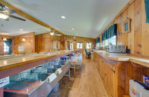 Spacious Winter Retreat with River Access and Kayaks! - Foto 11
