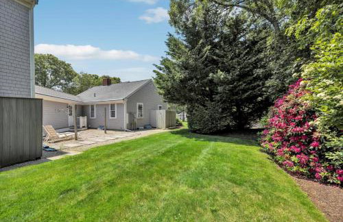 Stay 1 Block from Ocean at 7-Bed Retreat with Yard, Deck and Game Room, Host Up to 22 Across 16 Beds, Gas Fireplace, Gas Grill, Ample Parking, Walk to Menauhant Beach, Perfect for Family Getaway, 24 Hr Hospitality - Foto 28