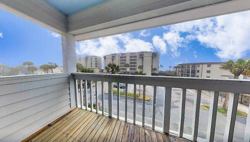 Ocean-view townhome with balcony & W/D - walk to beach - dog-friendly - Foto 2