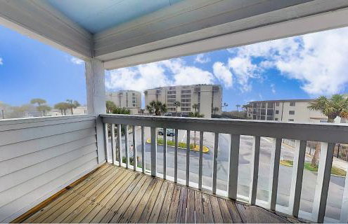 Ocean-view townhome with balcony & W/D - walk to beach - dog-friendly - Foto 2