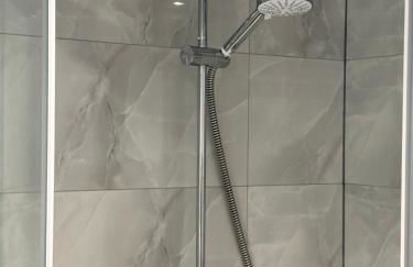 CozyNest 2BR Modern Property with Parking - Foto 11