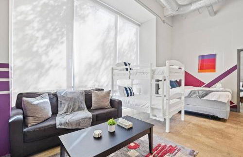 Stunning Downtown Apartment with Pool, Laundry, Parking - Foto 7