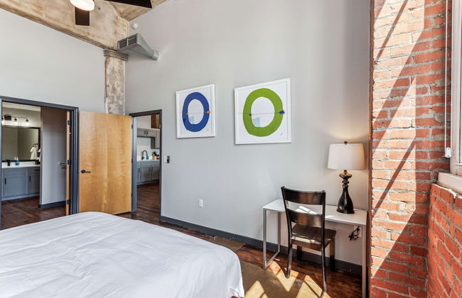 Luxury Historic Loft with Gym - Photo 54