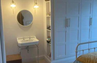 Spacious 4 Bed House Ideal for Races - Photo 19