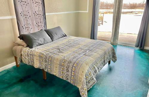 Riverfront Studio Cabin with Amazing View and Huge Yard - Foto 4