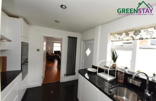 "Honeysuckle House Chester" by Greenstay Serviced Accommodation - Large 3 Bed House, Sleeps 6, Perfect For Contractors, Business Travellers, Families & Groups - Photo 28