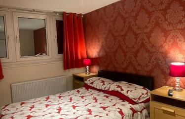 "Snooze Central" - City Centre Apartments above Victoria Centre Shopping Centre with full Kitchen in Milton Street - up to 4 Beds - most Central Location next to the Hilton Hotel - Outdoor Parking for Cars or Vans five pounds a day - Sunday 1pm Check-Out - Photo 6