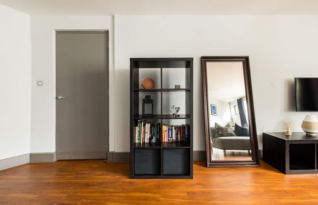 Spacious 2 Bed - Battersea High Street - Photo 32