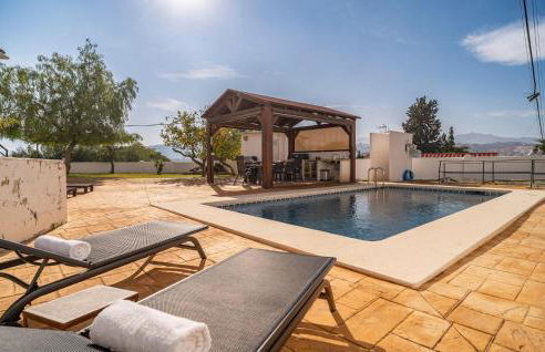 3 Bedroom Stunning Home In Coin - Photo 12