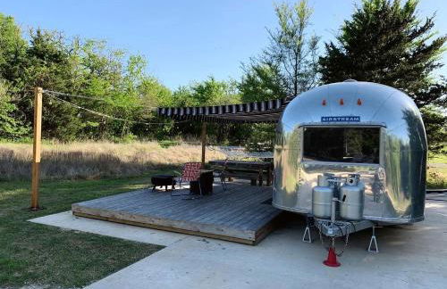 Restored Beautiful Airstream Fully Equipped with Incredible Outdoor Living in Texas - Foto 1