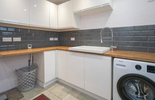 Modern 4-Bed Home Spacious & Comfortable - Pass the Keys - Foto 49