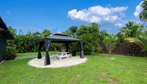 Cozy Coral Cottage with Tiki Hut, Mini Golf, Arcade and Grill - Foto 4, Garden, Garden view