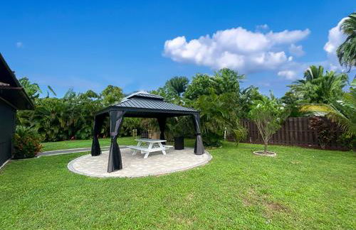 Cozy Coral Cottage with Tiki Hut, Mini Golf, Arcade and Grill - Foto 4