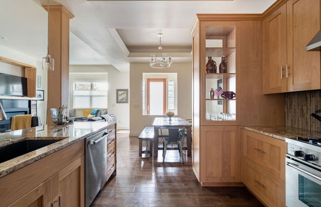 Rooftop Deck Walk to River Downtown Fire pit - Foto 54