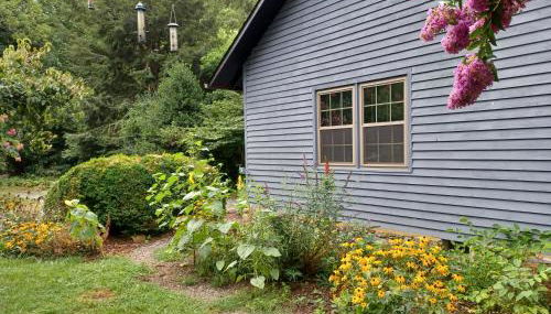 Restored1850s log cabin, with gazebo and gardens! 1 mile to downtown Weaverville - Foto 5, Garden