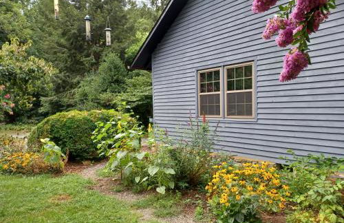 Restored1850s log cabin, with gazebo and gardens! 1 mile to downtown Weaverville - Foto 5