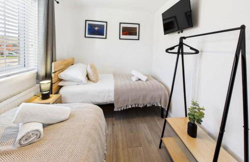 2 Bed Home Port Talbot - Perfect For Contractors & Families - Photo 7