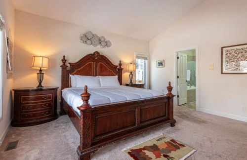 Luxurious 4BR Retreat - Pool Table & Chic Amenities - Photo 7