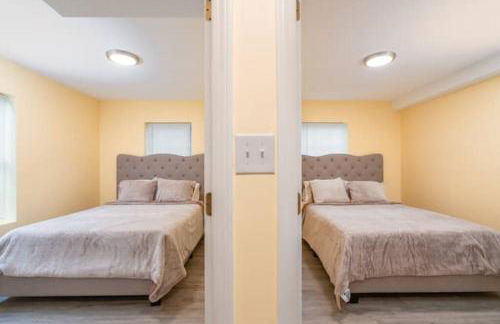 Gorgeous Waterfront 2 Bedroom 1 Bath Modern Home. - Foto 11