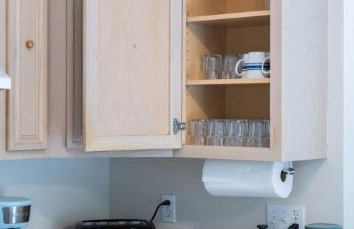 Quiet Suburban Home with Art Deco Flair - Foto 29