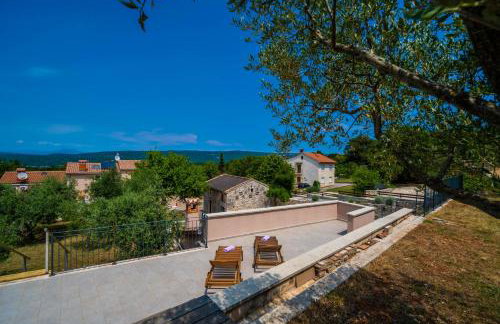 LUXURY VILLA ON SPACIOUS PRIVATE PROPERTY - Photo 54