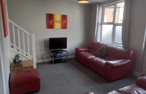 Springfield Gardens - 4 Bedroom House, 8 Beds, Close to J26 M1-A52 - Ilkeston - Long Eaton - Nottingham - Derbyshire - 400Mbs WiFi Free Parking! - Foto 3