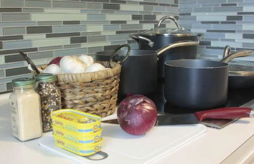 Retro-Inspired Stay BBQ Patio Close to Downtown - Foto 6