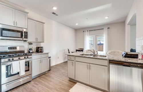 Near ATL! Spacious Townhome with Patio and WFH Setup - Foto 11