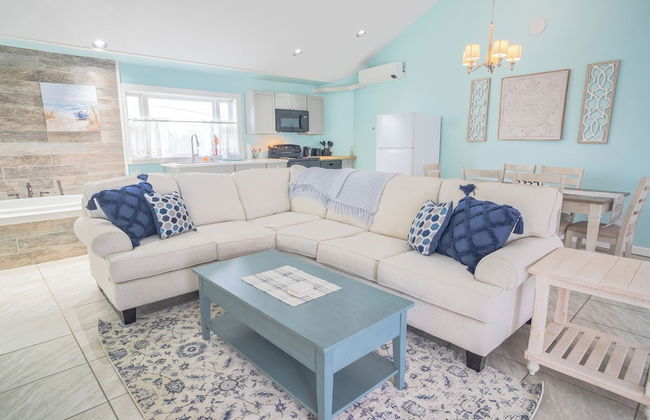 Elegant Suite with Jacuzzi - Photo 4