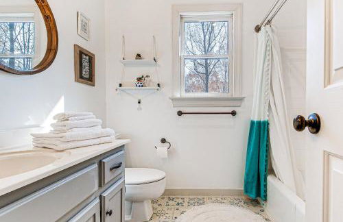 4,100-Sq-Ft Gem with Pool Table and Yard in Raleigh - Foto 18