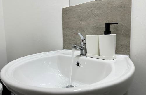 Cozy Two Bedroom Apt in Central Ilkeston with Netflix and Work-ready - Foto 12