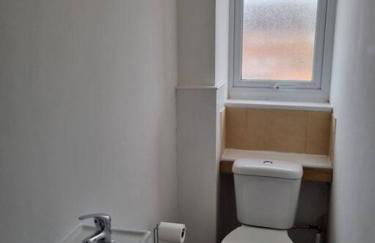 5 bedroom house - Cheshire Oaks - Photo 4