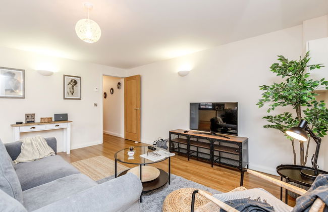 Large Apartment near Windsor Castle - Photo 16