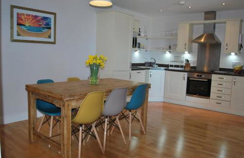 For the Shore, Fistral Beach Newquay - 2 Bed 2 bath - Private Parking with garage for 2 vehicles - Foto 4