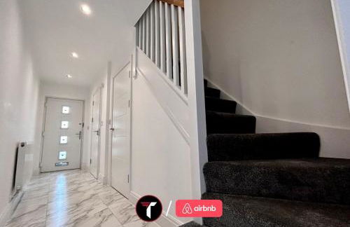 Spacious 4 Bedroom House for 8 Guests Ideal for Families and Contractors, WIFI and Free Parking - Foto 9